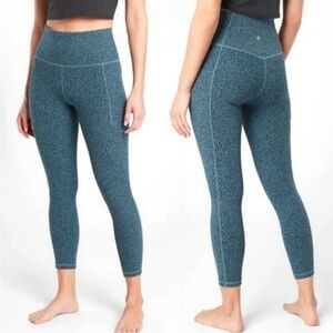 ATHLETA Salutation Stash II Textured Tight 7/8 Leggings Blue Cheetah Size Small